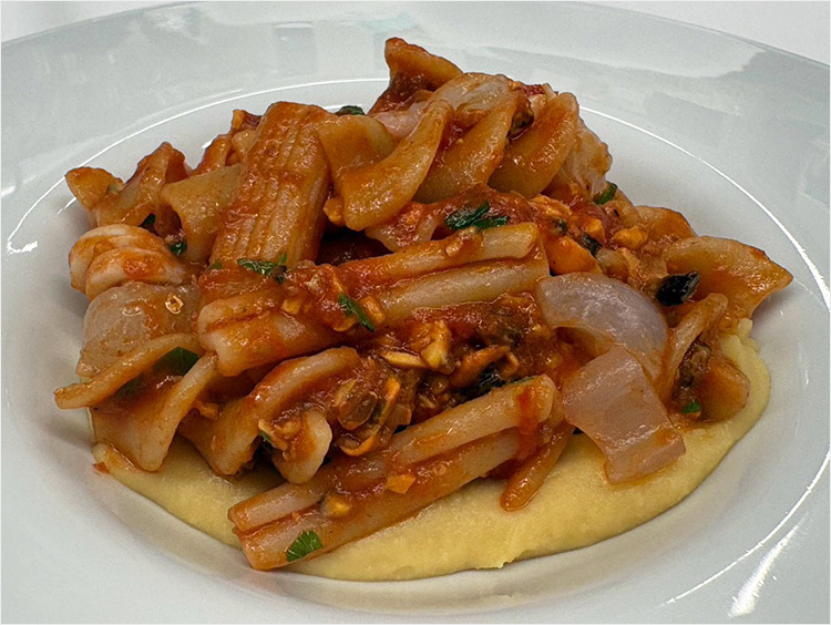 ＜Frangente Milano(フランジェンテ・ミラノ)＞商品名：ミックスパスタ、白いんげん豆のクリーム、ムール貝、イカ、牛アキレス腱肉添え