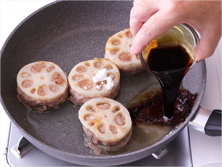 タレの材料を加えるイメージ