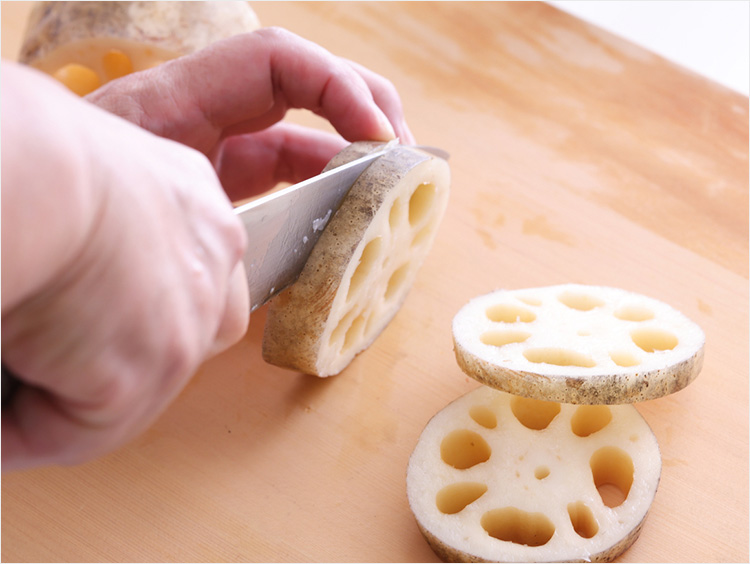 れんこんを切るイメージ
