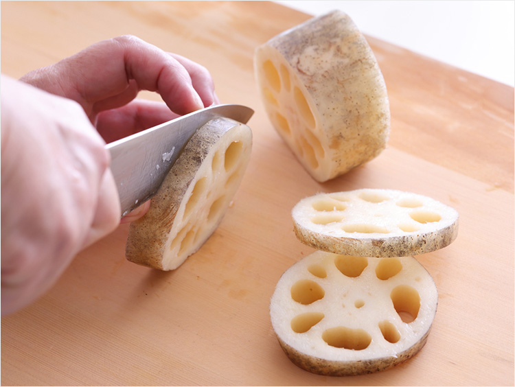 れんこんを切るイメージ