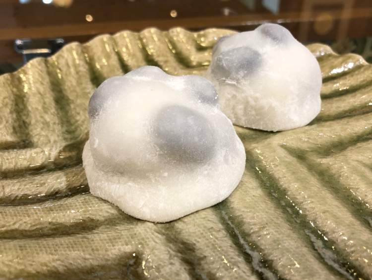 ＜まるに抱き柏＞黒豆大福
