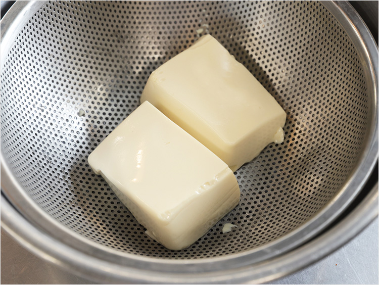 豆腐をザルに上げるイメージ