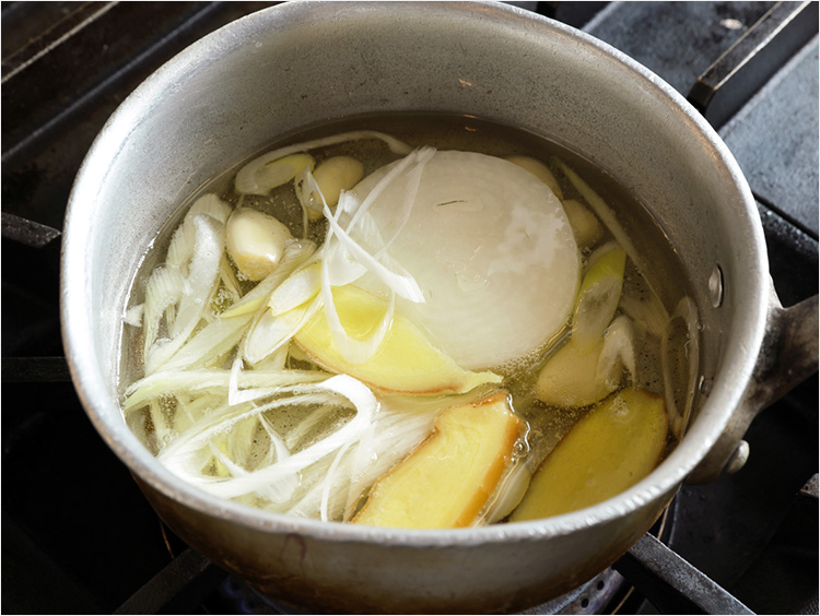 油に香味野菜を入れたイメージ