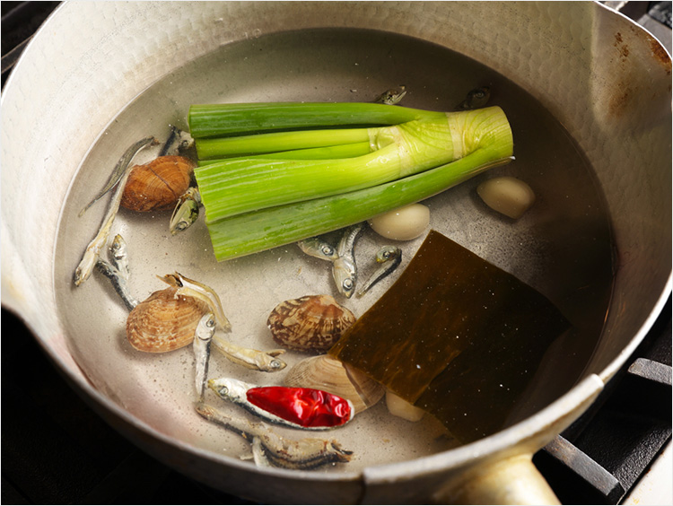 材料を水に加えたイメージ