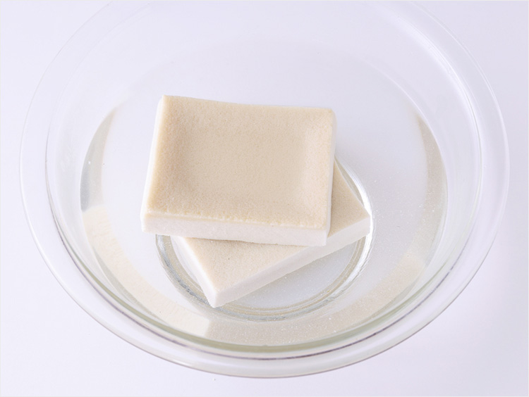 高野豆腐を水に浸すイメージ